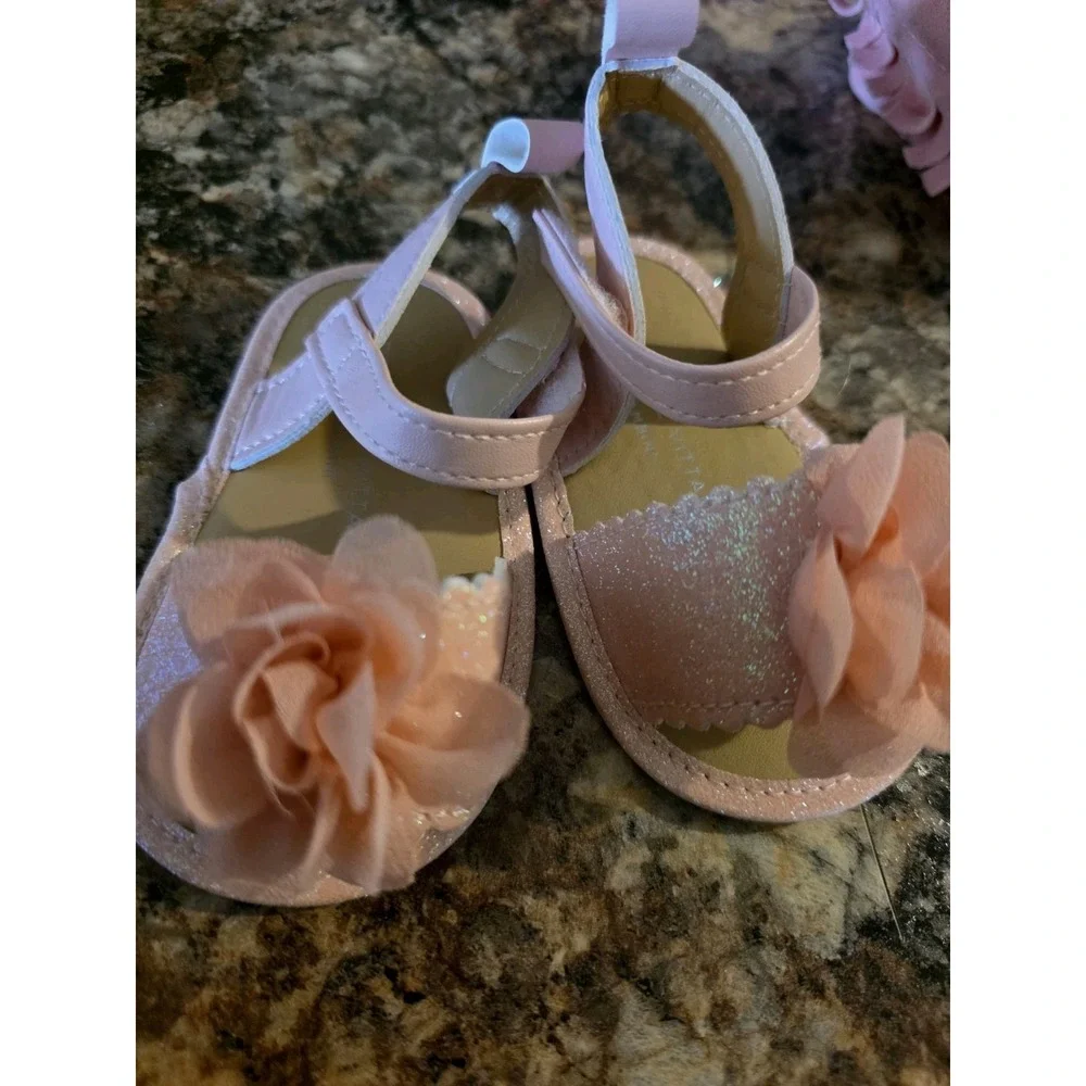 Lot of 2 baby girl shoes.sandal mocosin. Light pink size 2